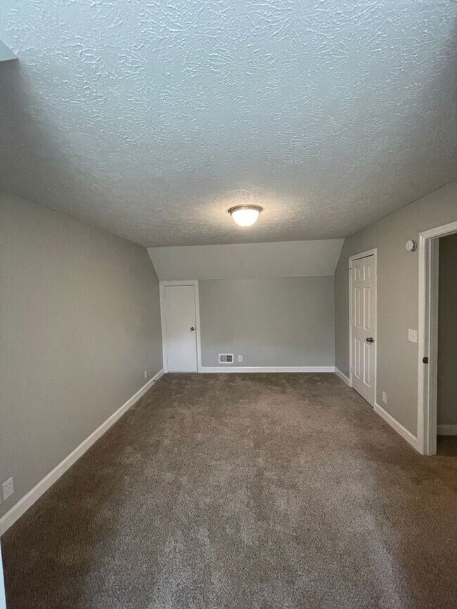 Building Photo - Comfortable 4-Bedroom Home in a Convenient...