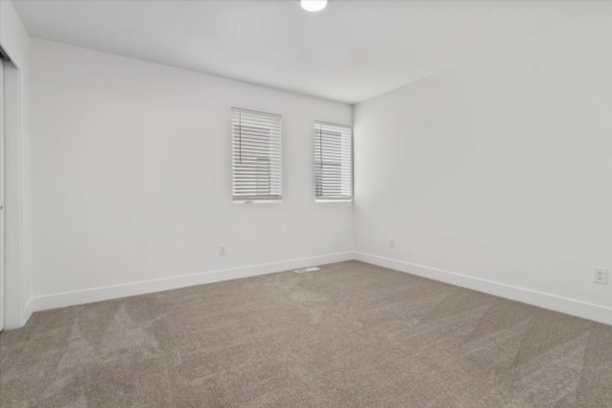 Building Photo - 1590 S 900 W