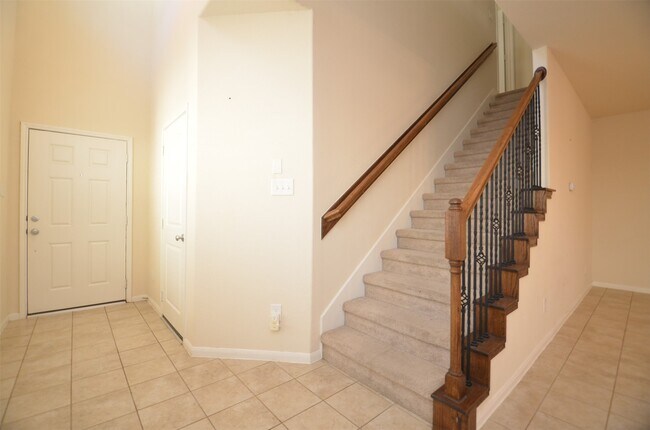 Building Photo - 8335 Columbia Forest Dr