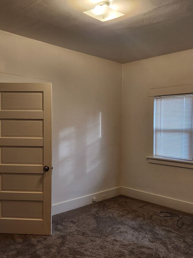 Building Photo - d1128