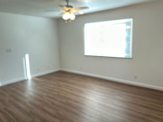 Building Photo - 582 Morgan Dr