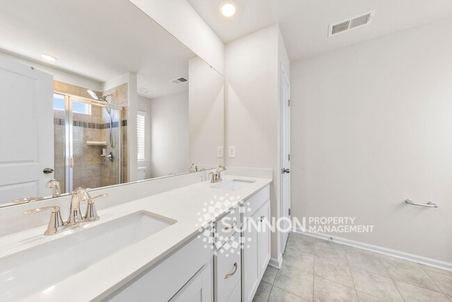Building Photo - Spacious 4BR Home with Private Backyard Oasis