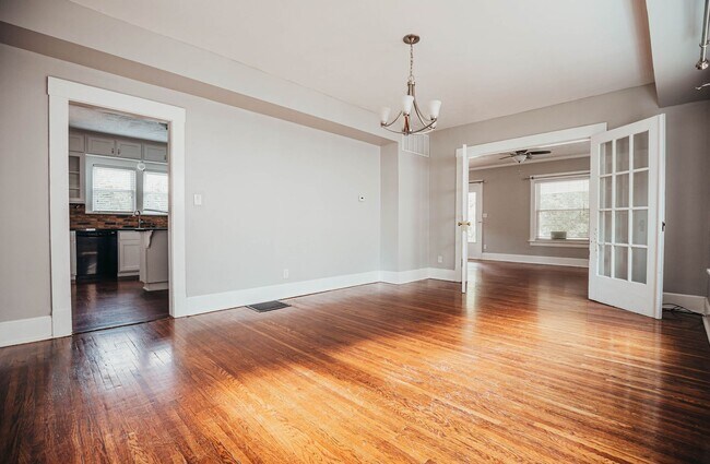 Building Photo - Home with Beauty, Character and Great LOCA...