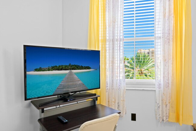 Building Photo - 720 S Sapodilla Ave