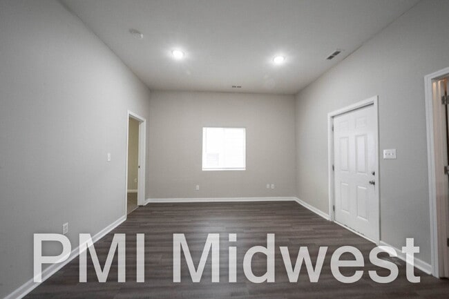 Building Photo - 925 N Sheffield Ave