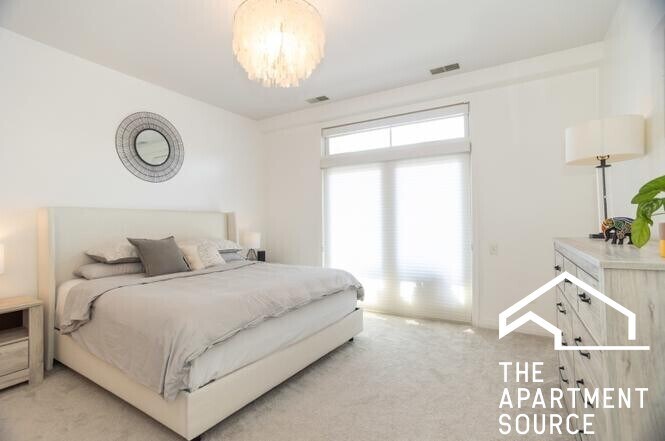 Building Photo - 330 N Clinton St