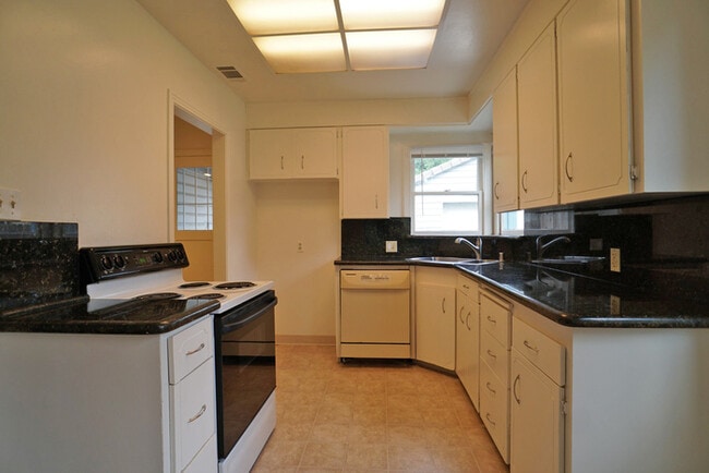 Building Photo - charming 3 bedroom 1.5 bathroom House in U...