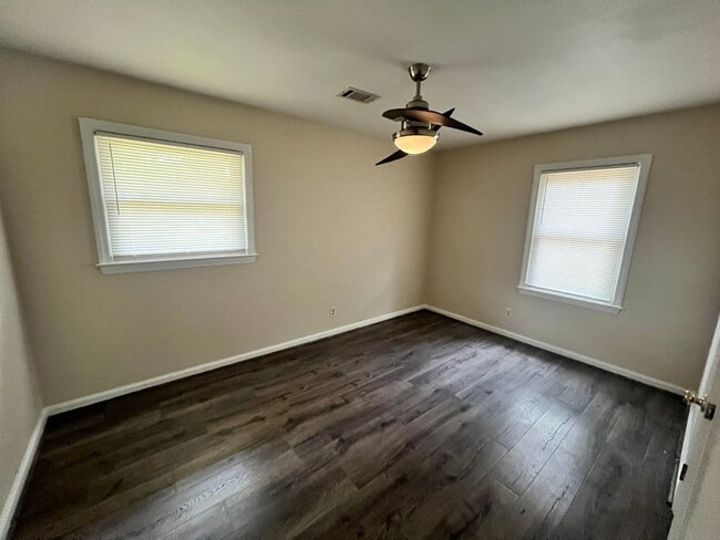 Building Photo - 3Br/1Ba Off Steam Mill Road- Move In Special