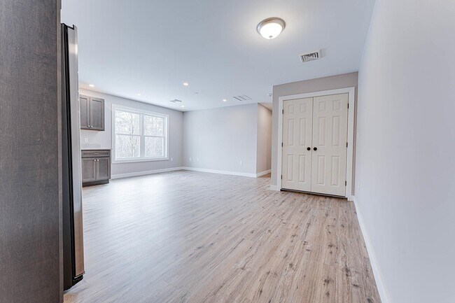 Building Photo - 3 Strafford Rd