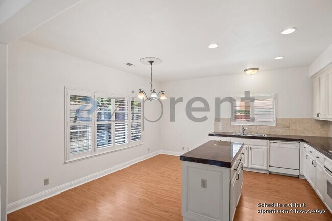 Building Photo - 742 Creekside Ct