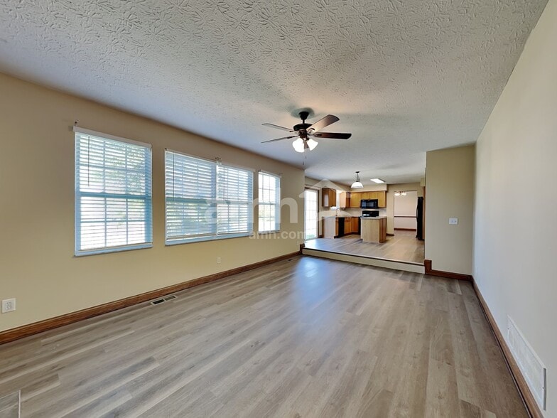 Building Photo - 383 Clifden Ct