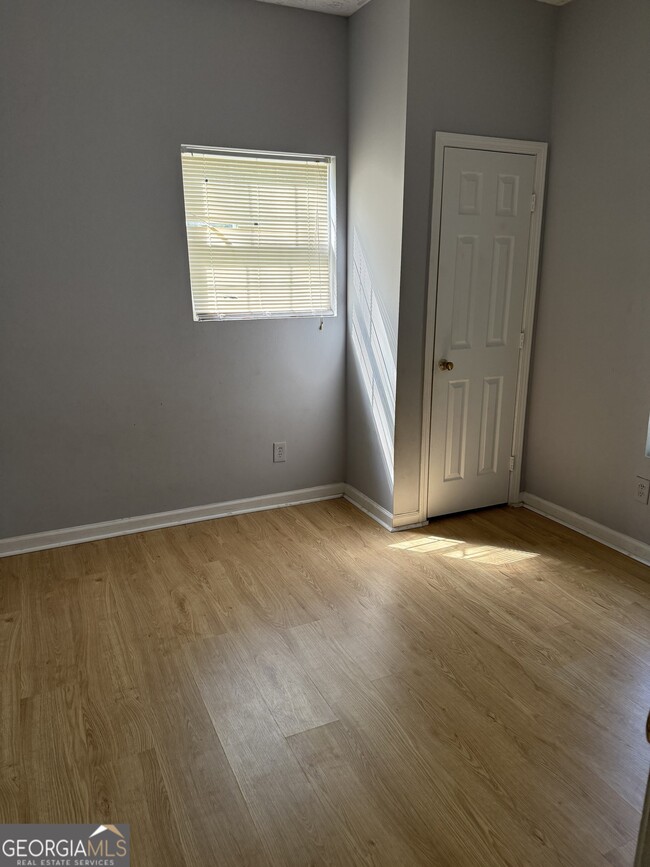 Building Photo - 1006 W College St Ext