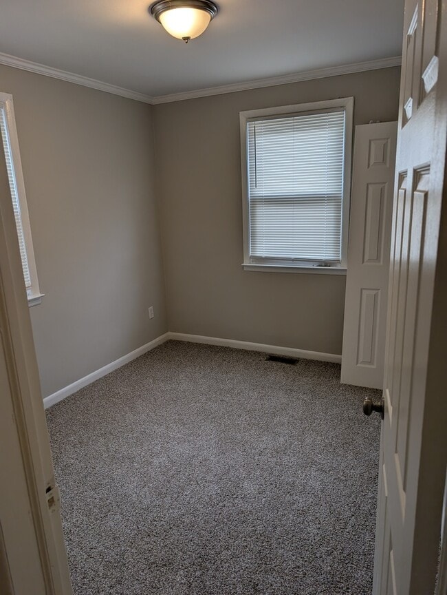 Building Photo - 3 Bedrooms 2 Bathrooms 21206