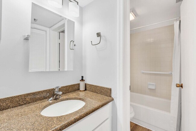 Building Photo - 600 Neapolitan Way