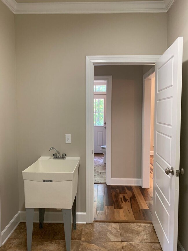 Building Photo - 102 Valley Chase Dr