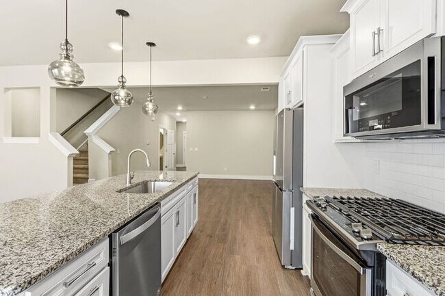 Building Photo - Craftsman 3BD Townhome Near Downtown Greenville | Garage + Granite Kitchen