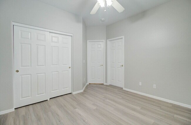 Building Photo - 2026 E County Down Dr