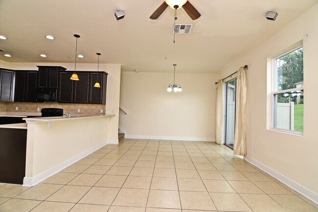 Building Photo - Lovely Town Home Available