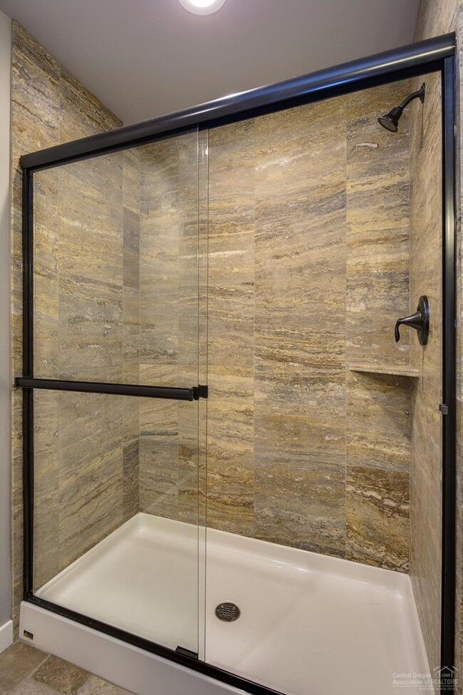Building Photo - NW Townhome with Beautiful Finishes!