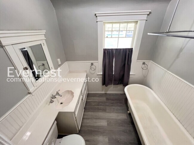 Building Photo - 2 Bed/1 Bath Home with Fenced Yard / Available Now!