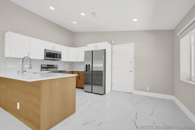 Building Photo - 23392 Country Club Dr E