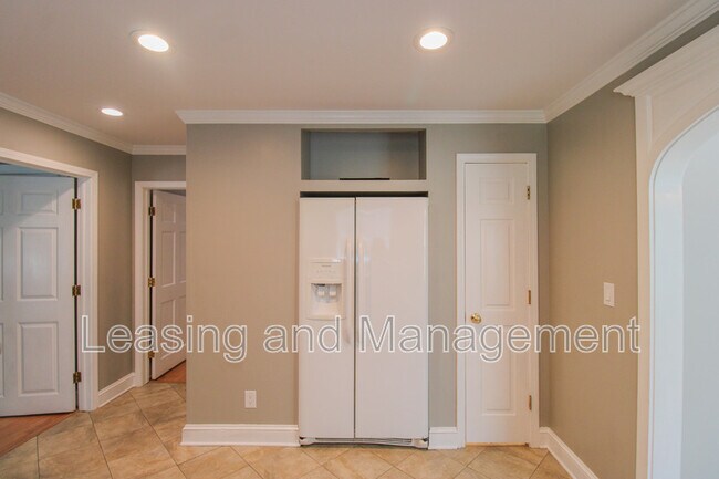 Building Photo - 3494 River Rd