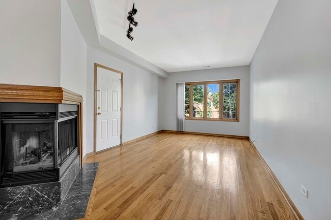 Building Photo - 1339 N Greenview Ave