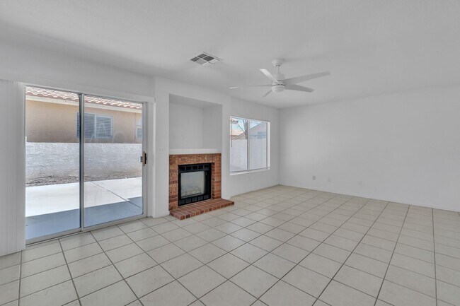Building Photo - Beautiful Home in West with 4 bedrooms/3 b...