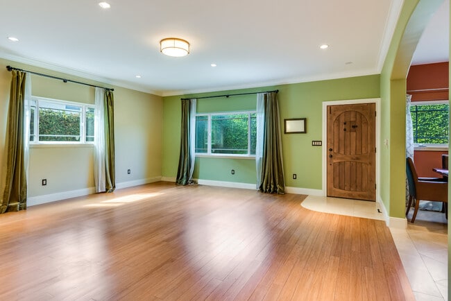 Building Photo - 2006 Manhattan Beach Blvd