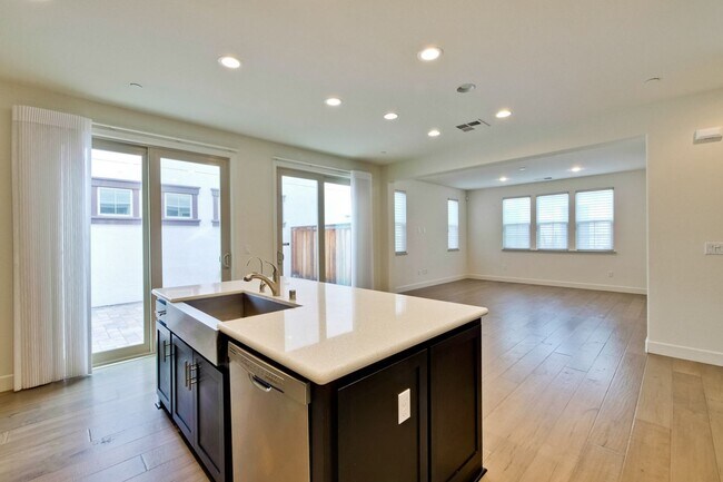 Building Photo - Gorgeous Santa Clara Home with Pool, EV Ho...