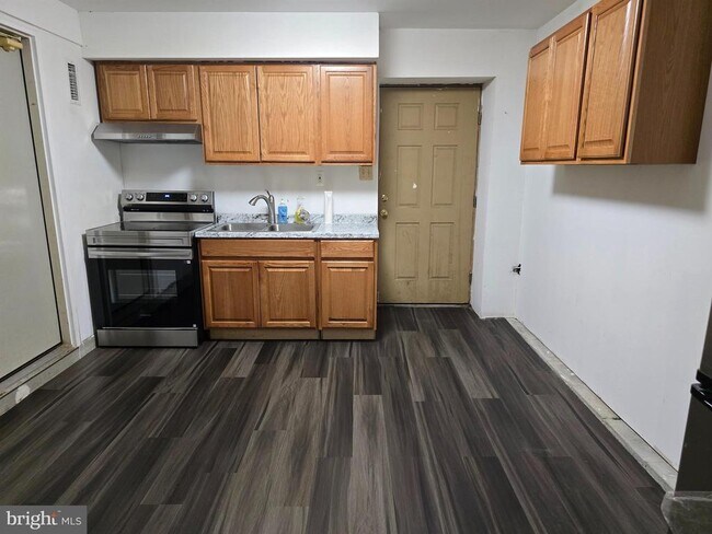 Building Photo - 9503 Hallhurst Rd