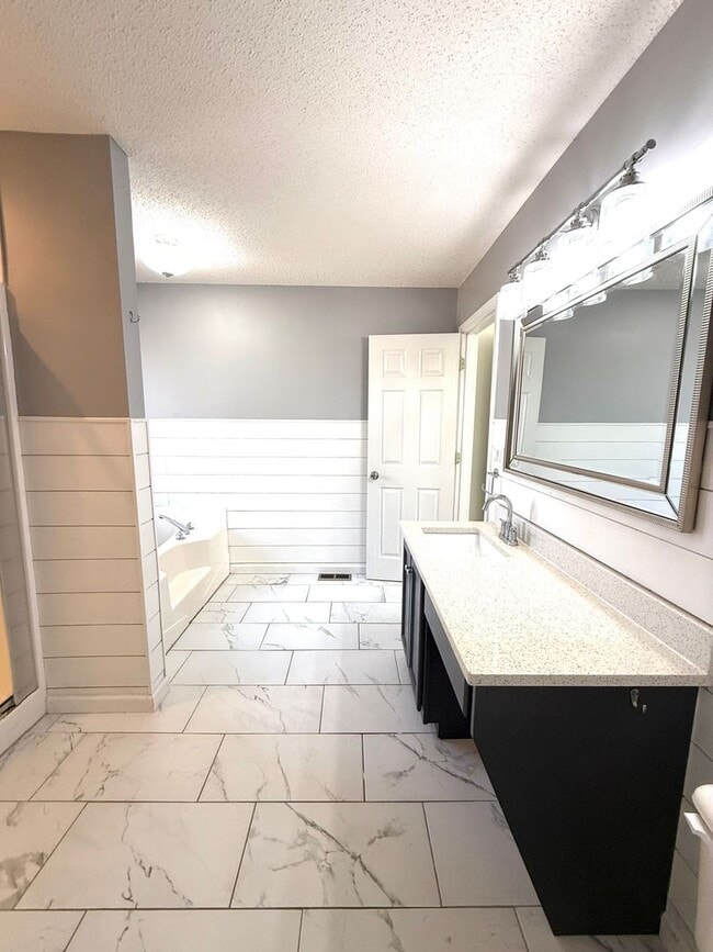 Building Photo - Charming 3 Bedroom Cape Cod