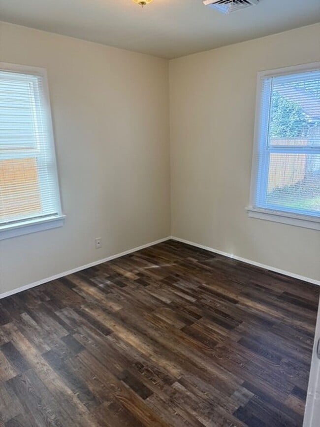 Building Photo - Arbor Lodge Gem