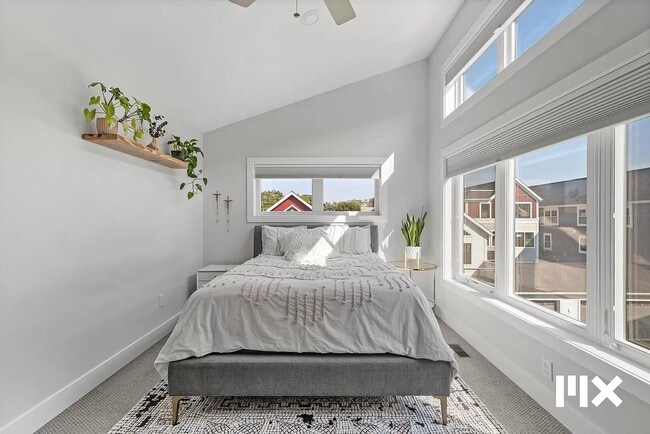 Building Photo - 627 Fairview Ave NE