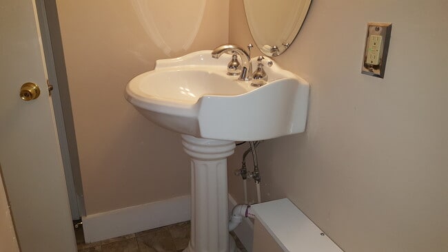 Building Photo - Welcome home to this charming and spacious 2-bedroom, 2 full bathroom single-family home in Edgew...