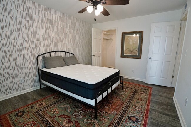 Building Photo - 2 Bed 2 Bath in Desirable Green Hills!