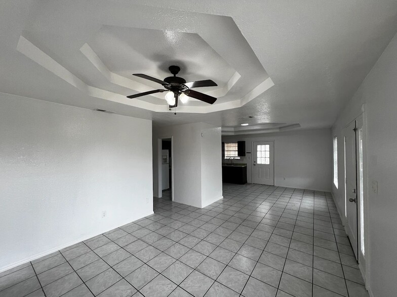 Building Photo - 5105 Villa Bonita St