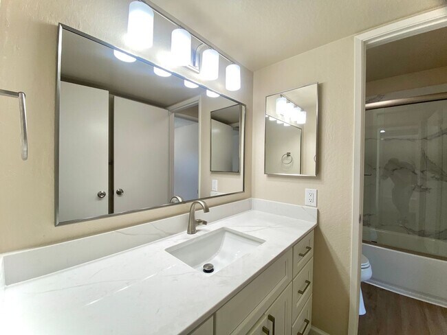 Building Photo - Beautifully Updated 2-Bedroom Condo! - Warm Springs!