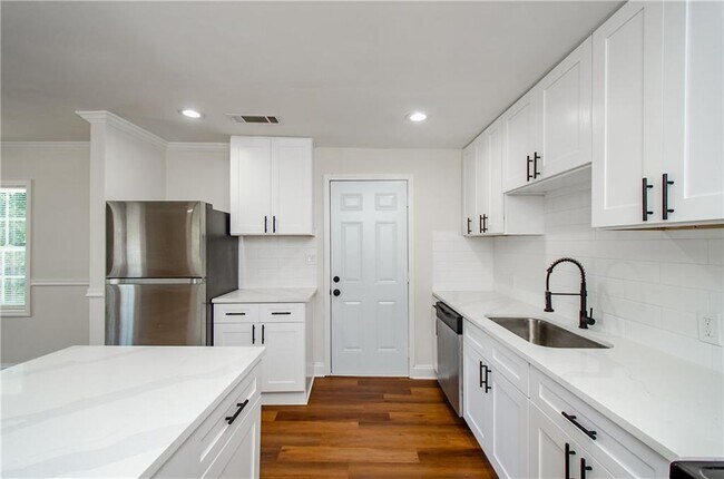 Building Photo - 4244 Lindsey Dr