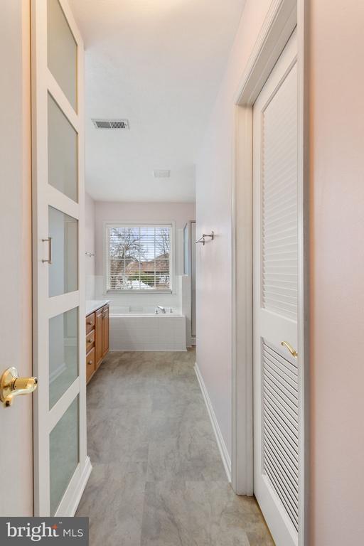 Building Photo - 6910 Governors Grant Ln