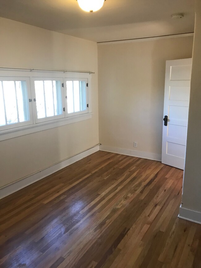 Building Photo - Spacious Top Floor One Bedroom Next To Cha...