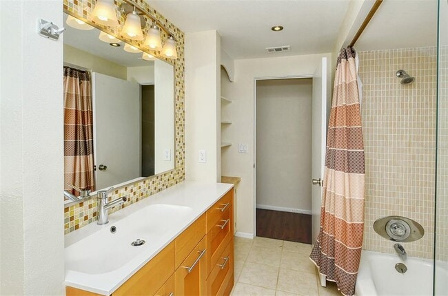 Building Photo - 3137 Lockwood Terrace