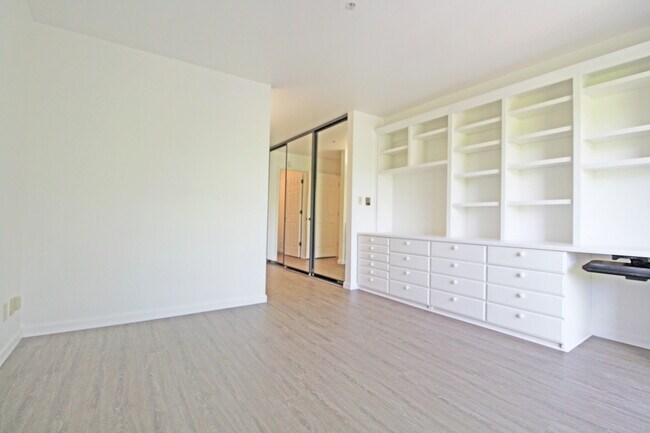Building Photo - Spacious Adam's Point Condo Available NOW!
