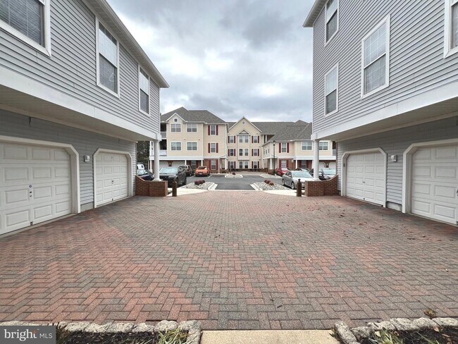 Building Photo - Gorgeous 2bd 2bth updated penthouse condo in sought after New Town community.