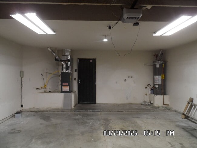 Building Photo - 3 Bedrooms, 2 Bathrooms, approx. 1112 sq. ft., 2 Car Garage, Solar Panels, Internet Included. Clo...