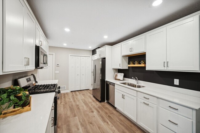 Building Photo - Brand New Townhome - Be the first to live here!