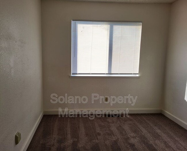 Building Photo - 1910 Grande Cir