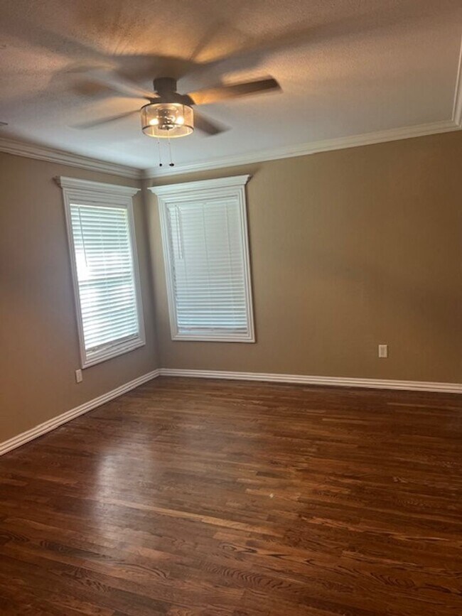 Building Photo - Bentonville 4 bedroom 3 car garage home near trails & Bentonville Square!