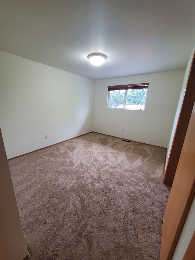 Building Photo - Kingsgate Home on Private Corner Lot