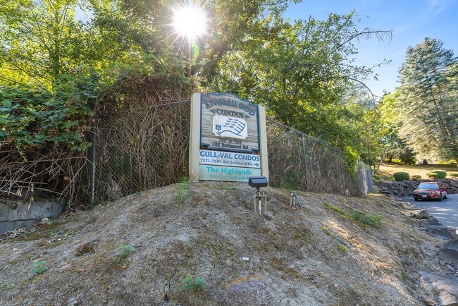 Building Photo - 2 bed 1.75 bath - includes water/sewer/gar...